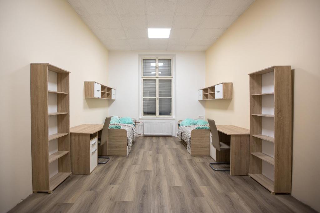 Pokój z łóżkami i półkami oraz oknem w obiekcie MINIDORM ROOMS IN HEART OF CITY CENTER w Mariborze