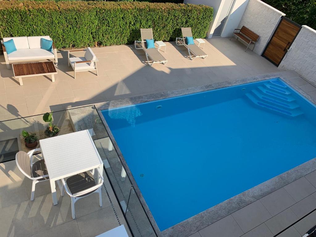 una vista aérea de una piscina con mesa y sillas en 2I rooms en Ðakovo