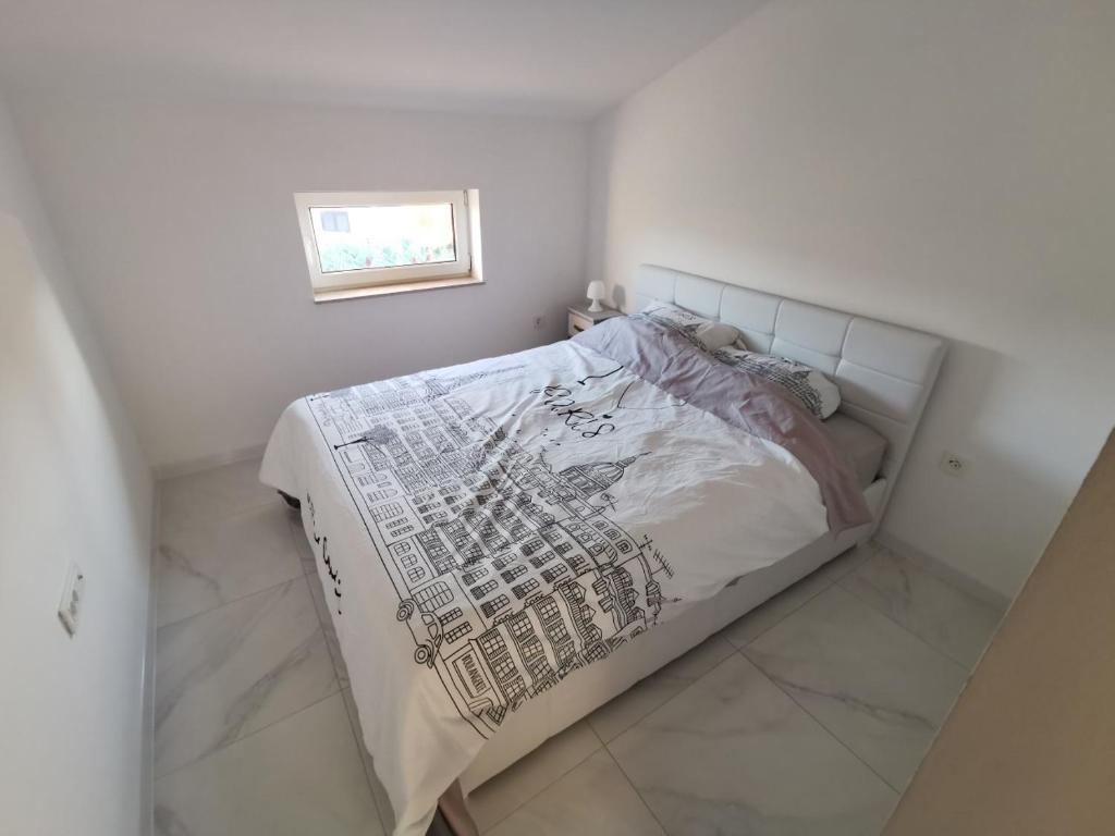 una piccola camera bianca con un letto in una stanza di Premium Two-bedroom Apartment a Viskovo