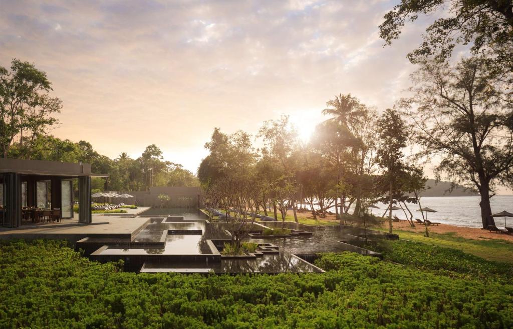 un parc avec une fontaine dans l'établissement Koh Russey Resort, à Phumĭ Kaôh Rœssei