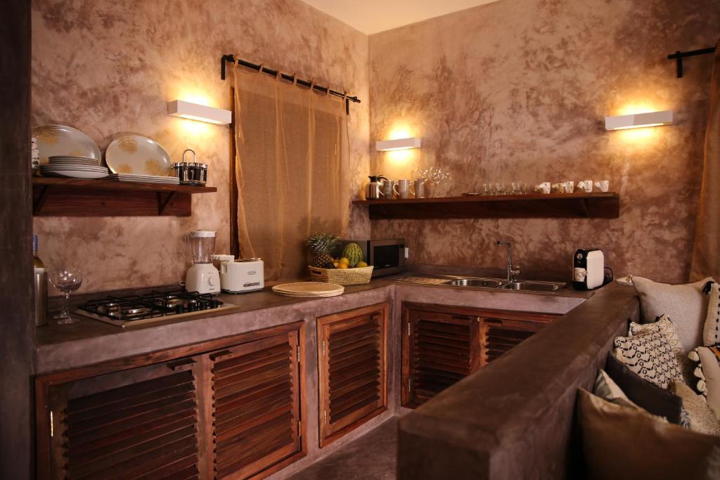 Kuchyň nebo kuchyňský kout v ubytování Joya' Beach Suites & Villa