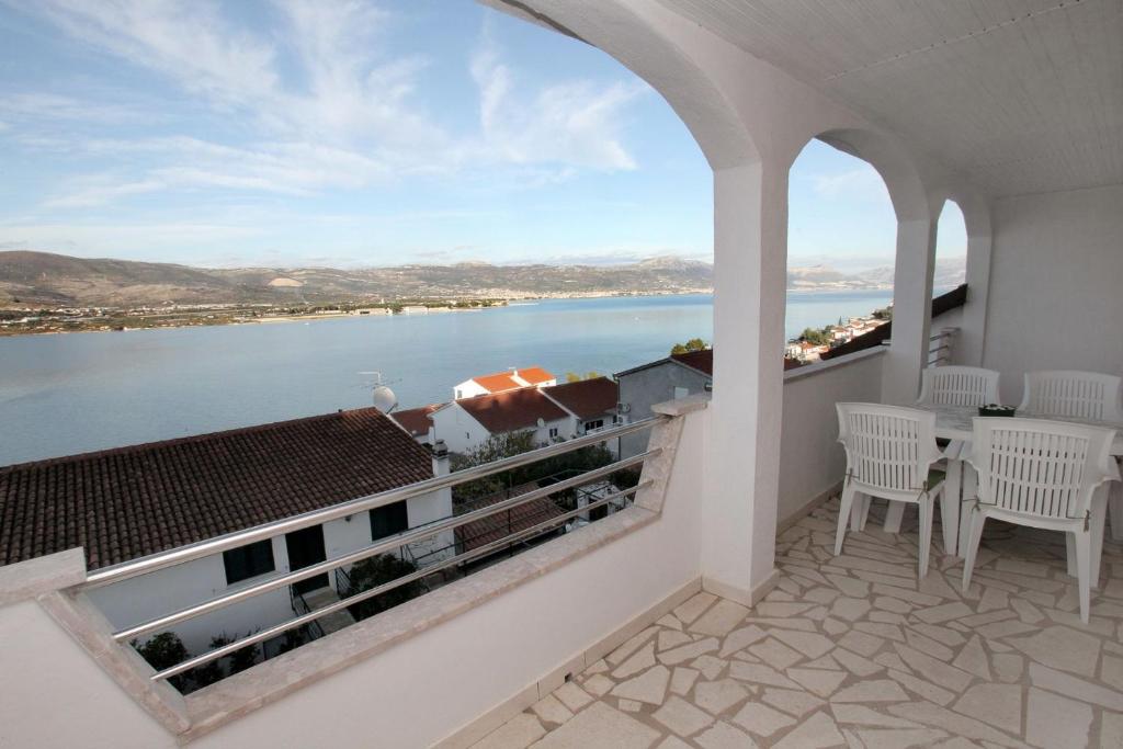 balcone con vista sull'acqua di Apartments Maja - sea view a Trogir