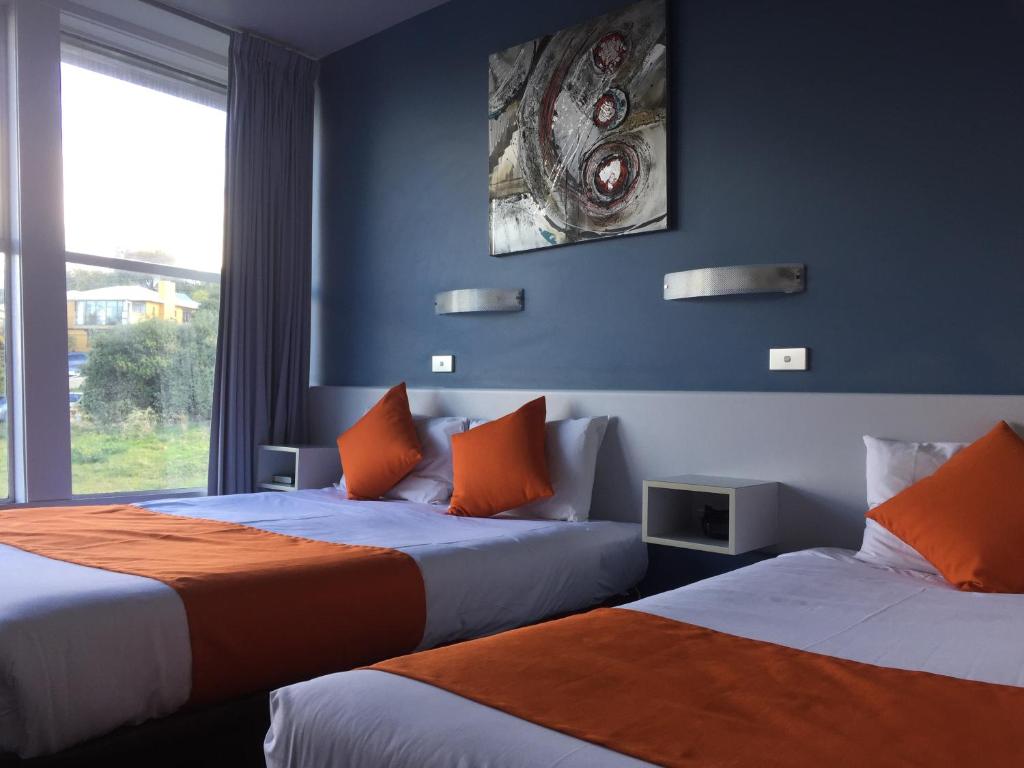 Postel nebo postele na pokoji v ubytování Waterfront Lodge Motel