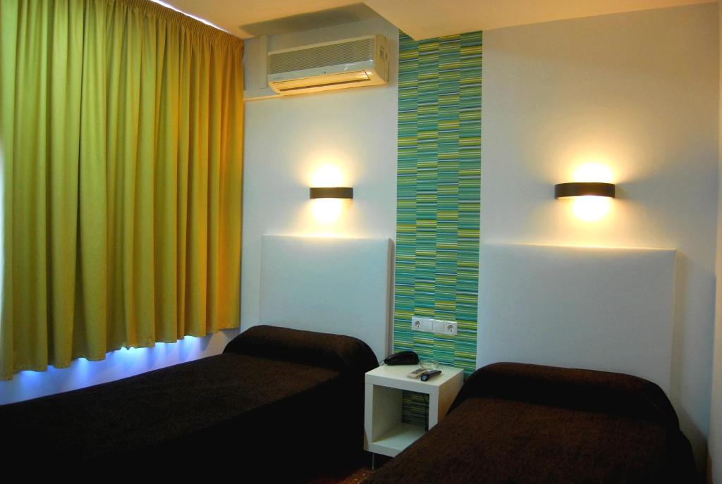 Hostal Restaurante EstaciÓN - Family Double Room