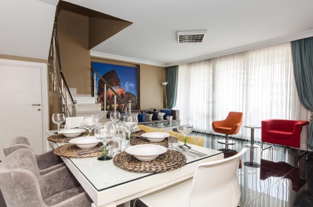 een eetkamer met een tafel en stoelen bij CTS Elysium Residence Taksim in Istanbul