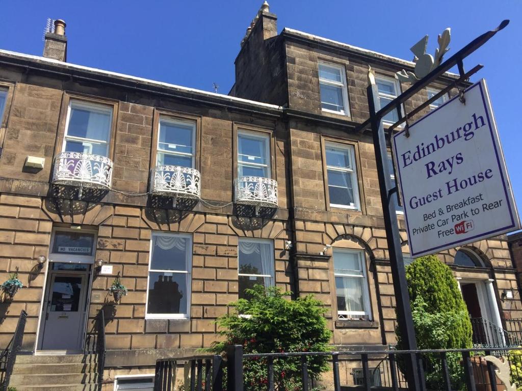 un bâtiment en briques avec un panneau devant lui dans l'établissement Edinburgh Rays Guest House, à Édimbourg