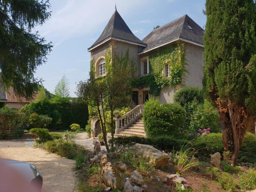 una vecchia casa con una scala di fronte di Villa La Fontaine Sarlat La Caneda a Sarlat-la-Canéda