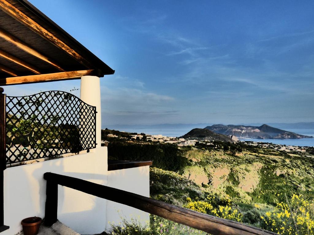 balkon domu z widokiem na ocean w obiekcie villetta la ginestra w mieście Lipari