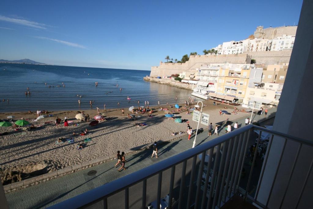 vistas a una playa con gente en el agua en Apartamentos Zona Porteta, en Peñíscola