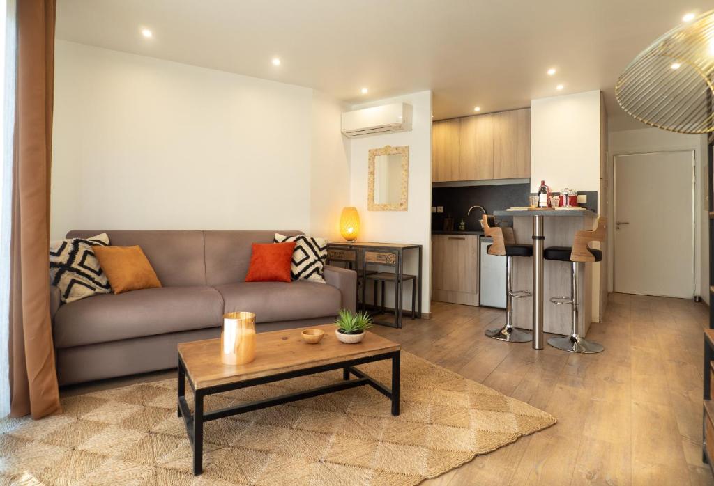 un salon avec un canapé et une table dans l'établissement Très jolie studio au pied du Suquet Cannes, à Cannes