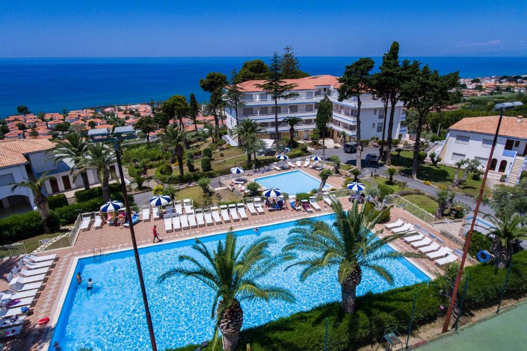 vista aerea di un resort con piscina di Hotel La Castellana a Belvedere Marittimo