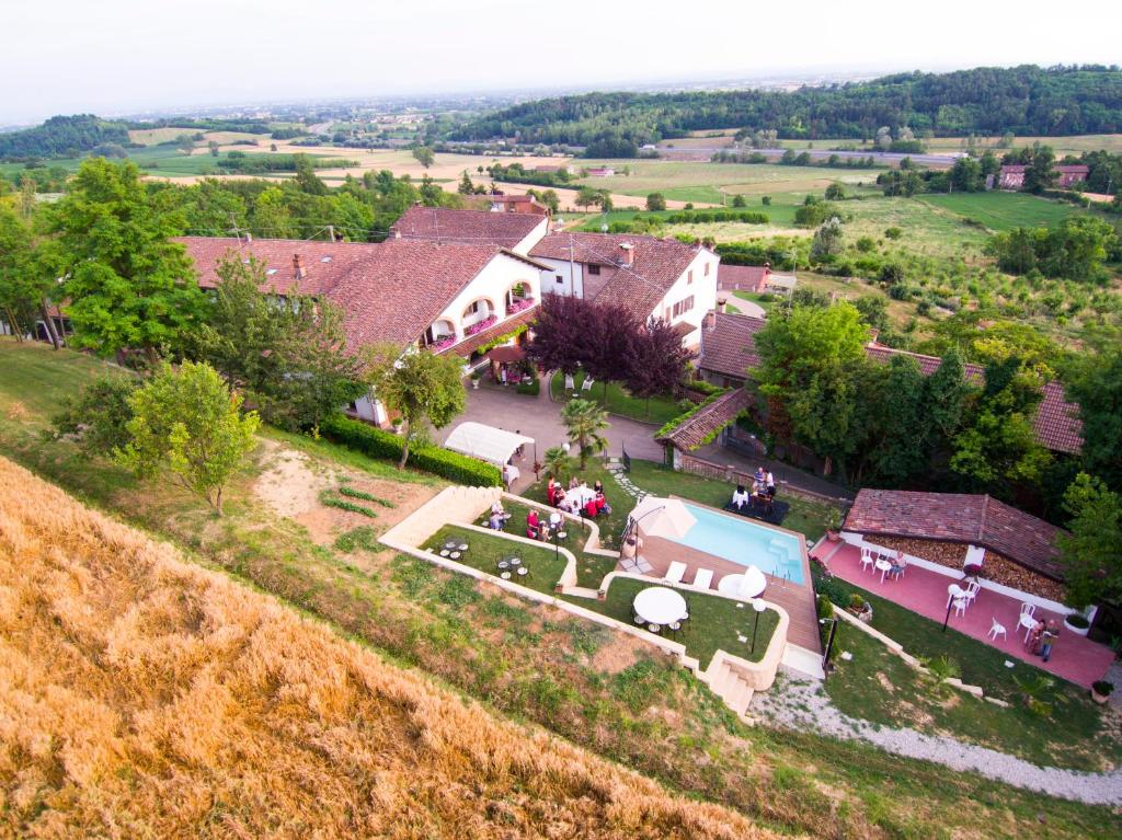 widok z góry na dom na wzgórzu w obiekcie Bed And Breakfast Olimpia w mieście San Salvatore Monferrato