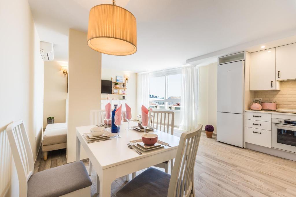 Kuchnia lub aneks kuchenny w obiekcie Malaga Centre Apartment with Parking