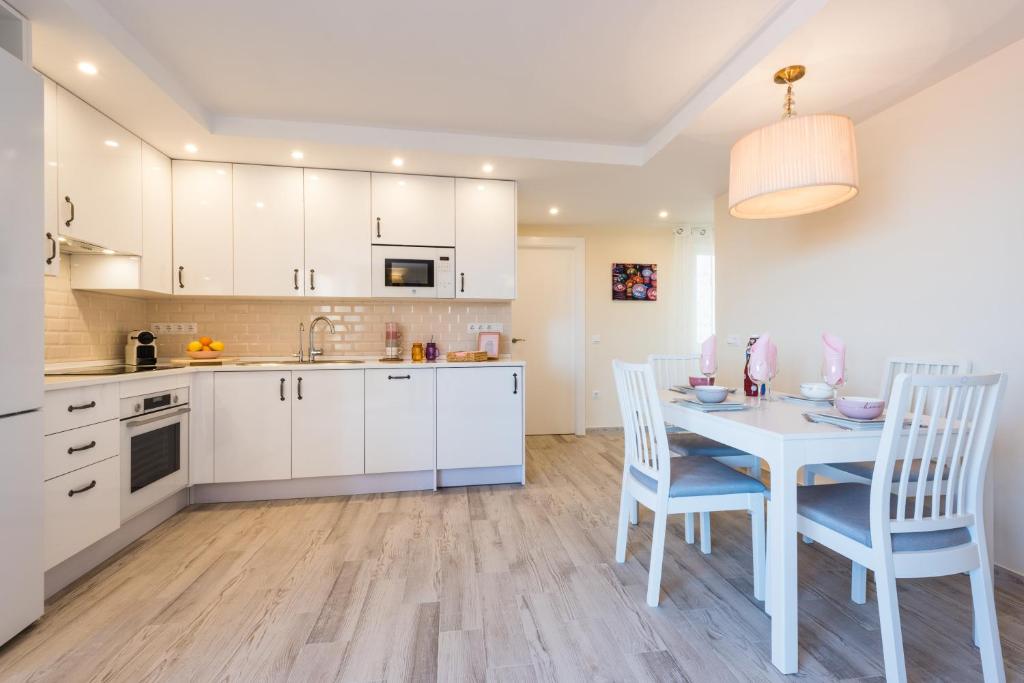 Kuchnia lub aneks kuchenny w obiekcie Malaga Centre Apartment with Parking