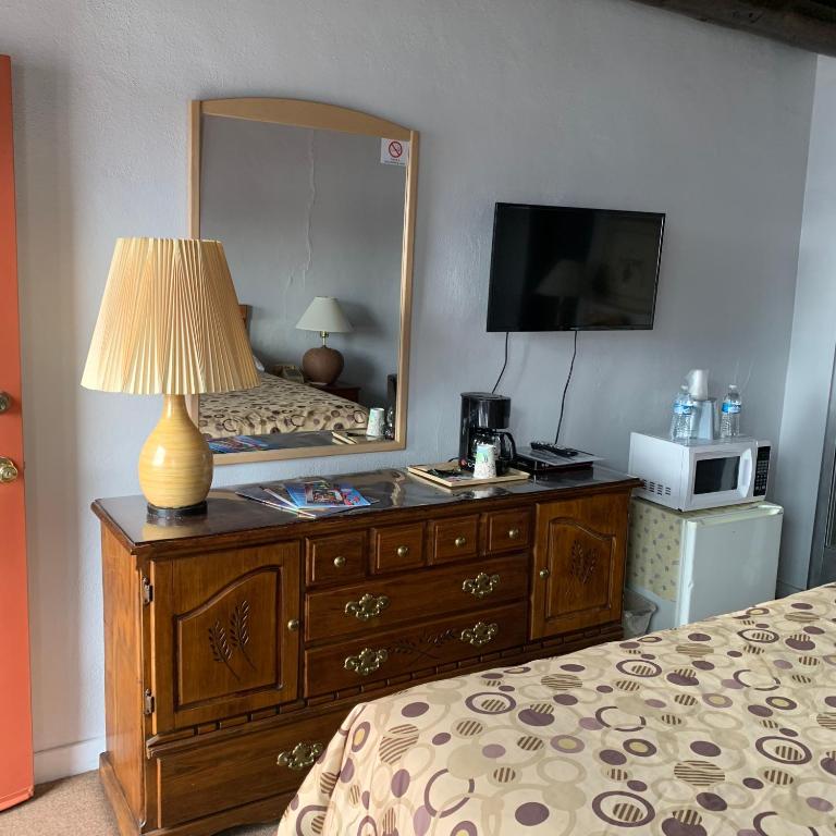Cottonwood Court Motel - Queen Room Non Rooking