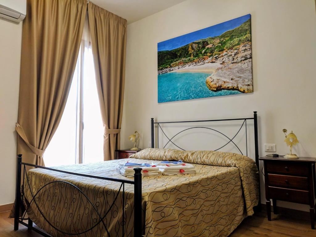 - une chambre avec un lit et une vue sur la plage dans l'établissement B&B Castiglione, à Custonaci