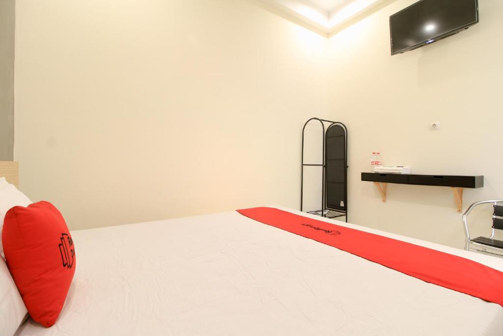 RedDoorz at Hotel Putra Perdana Klaten - Deluxe Room