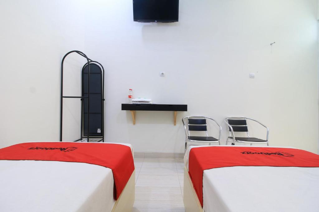 RedDoorz at Hotel Putra Perdana Klaten - Deluxe Twin Room