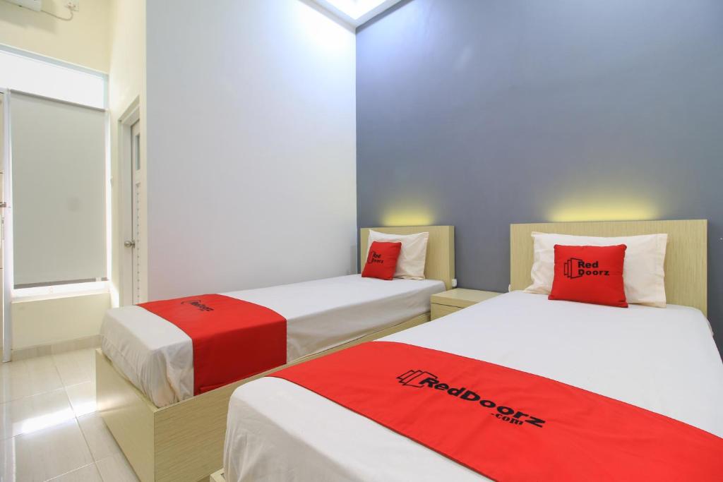 RedDoorz at Hotel Putra Perdana Klaten - Twin Room