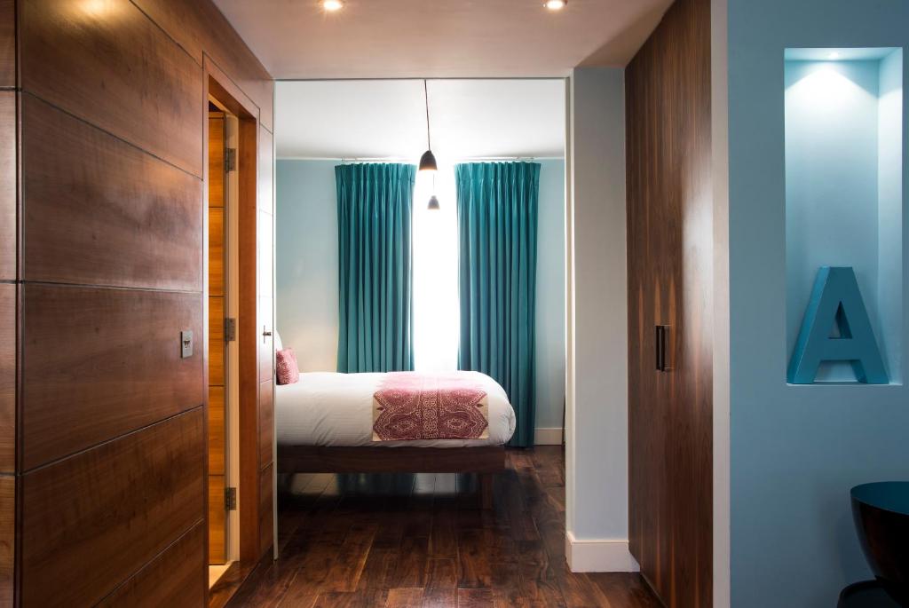 una piccola camera con letto e finestra di City Suites a Londra