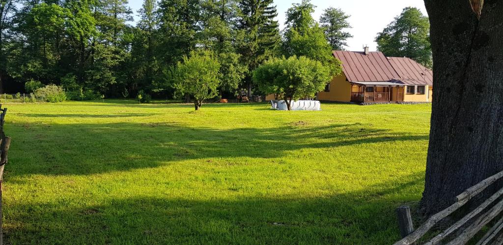 Aed väljaspool majutusasutust Chata Na Kovárně