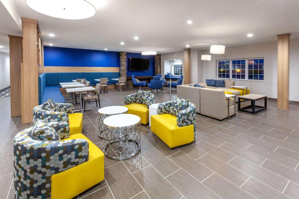 Microtel Inn & Suites by Wyndham College Station photo