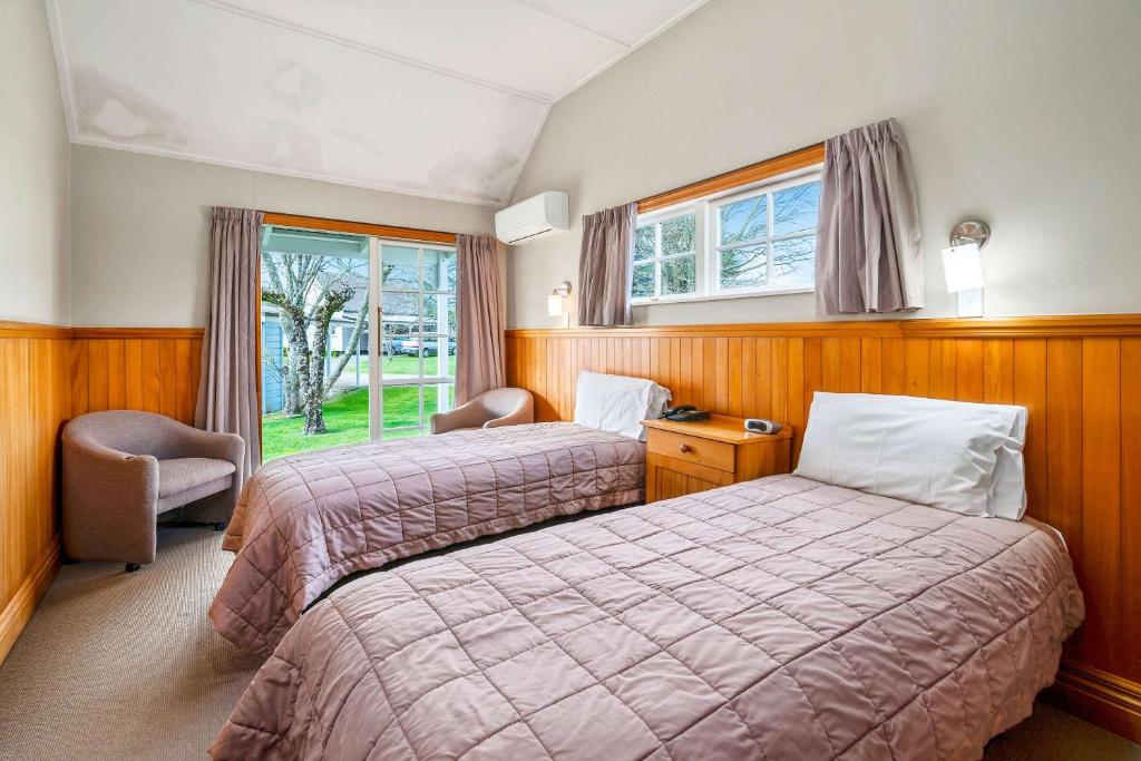 Postel nebo postele na pokoji v ubytování Huka Falls Resort