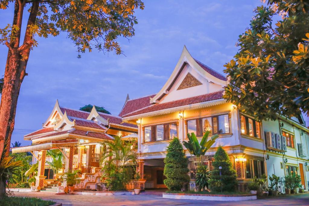 琅勃拉邦的住宿－E-Outfitting Vang Thong Hotel，一个大房子,有 ⁇ 帽屋顶