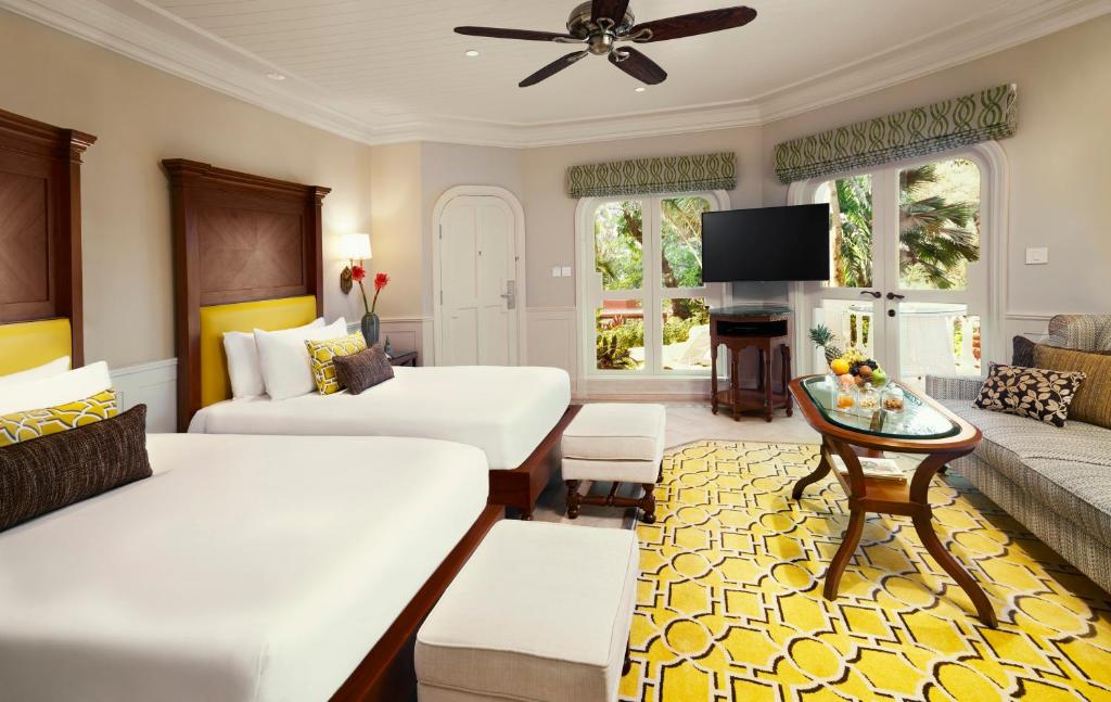 Телевизор и/или развлекательный центр в Taj Fort Aguada Resort & Spa, Goa