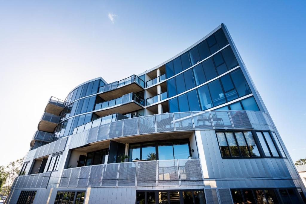 un edificio de oficinas con una fachada de cristal en Anchorage Apartments Hampton en Melbourne