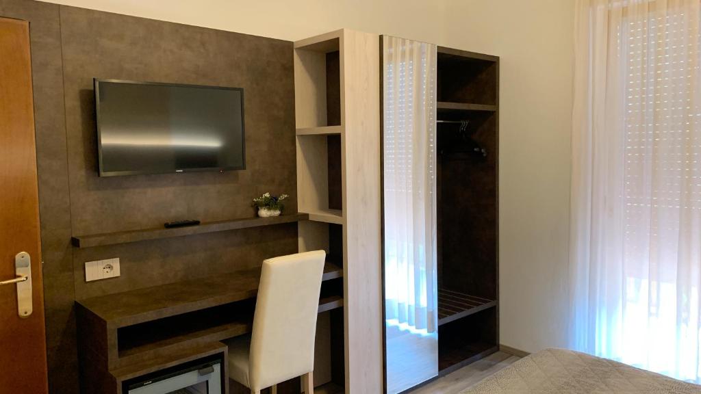 TV a/nebo společenská místnost v ubytování Albergo Gilda