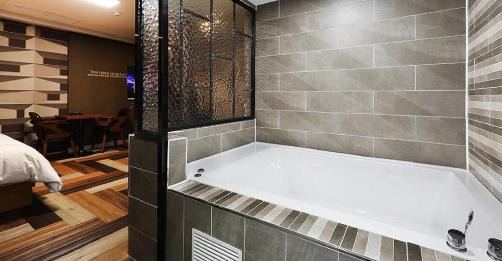 Bilik mandi di Hotel Mondavi