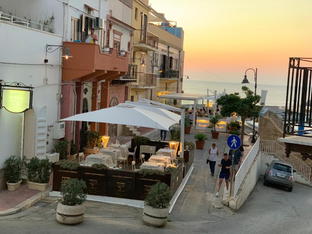 Il vicolo del centro storico sotto casa