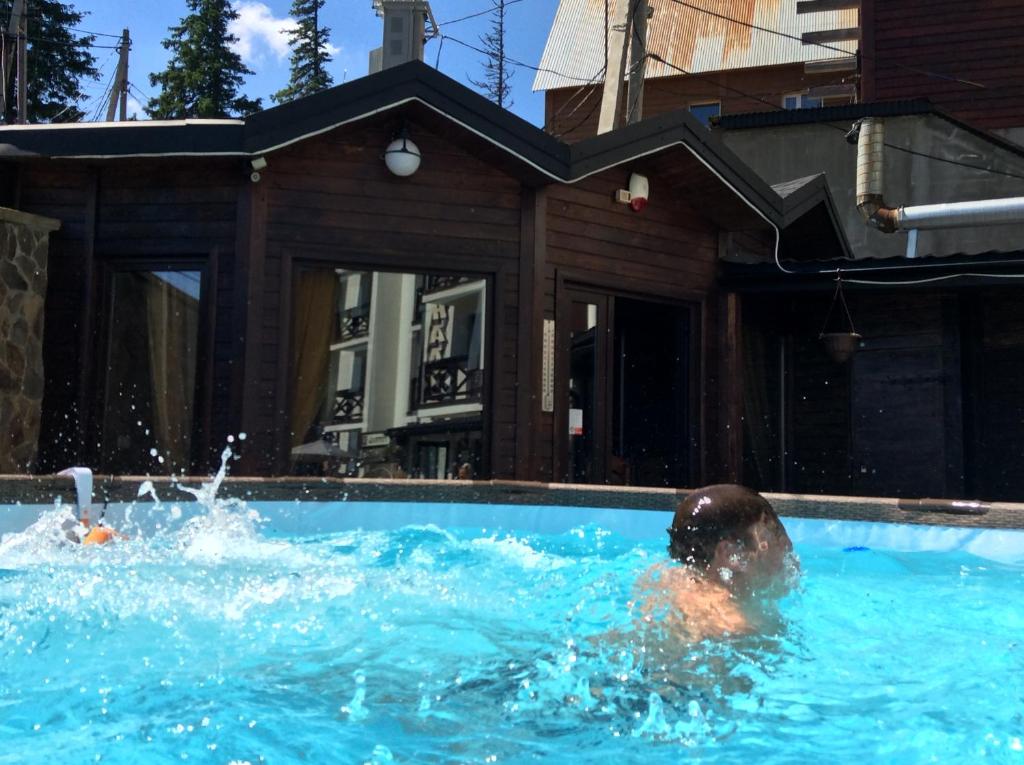 Bazén v ubytování Hotel Adrenalin nebo v jeho okolí
