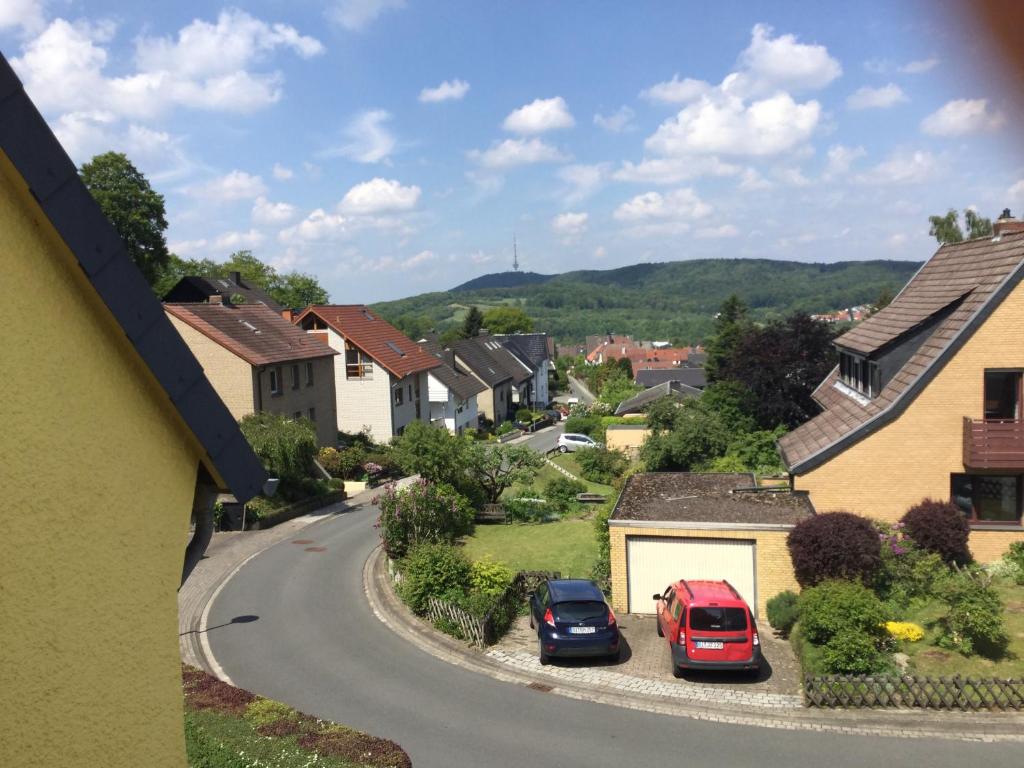 eine kurvenreiche Straße in einem kleinen Dorf mit geparkten Autos in der Unterkunft 20 Pellaweg Ferienwohnung in Bielefeld