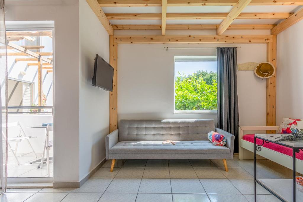 A bed or beds in a room at Happiness Apartments