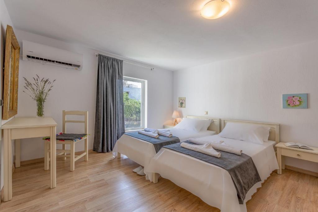 A bed or beds in a room at Happiness Apartments
