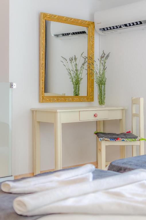 A bed or beds in a room at Happiness Apartments