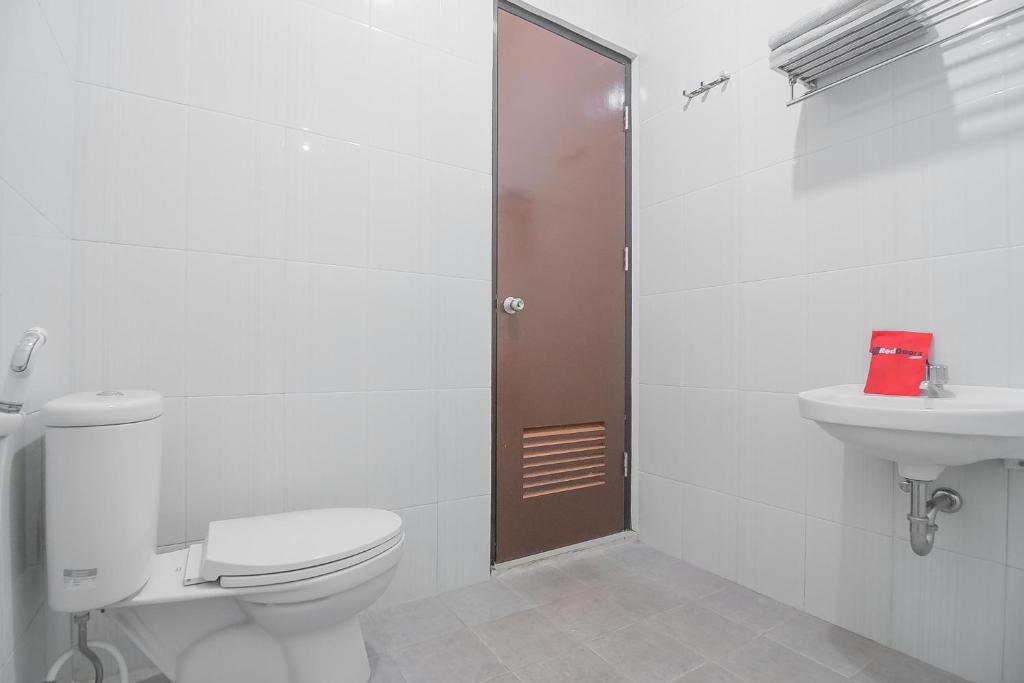 Koupelna v ubytování RedDoorz Syariah @ Sarongge Cianjur