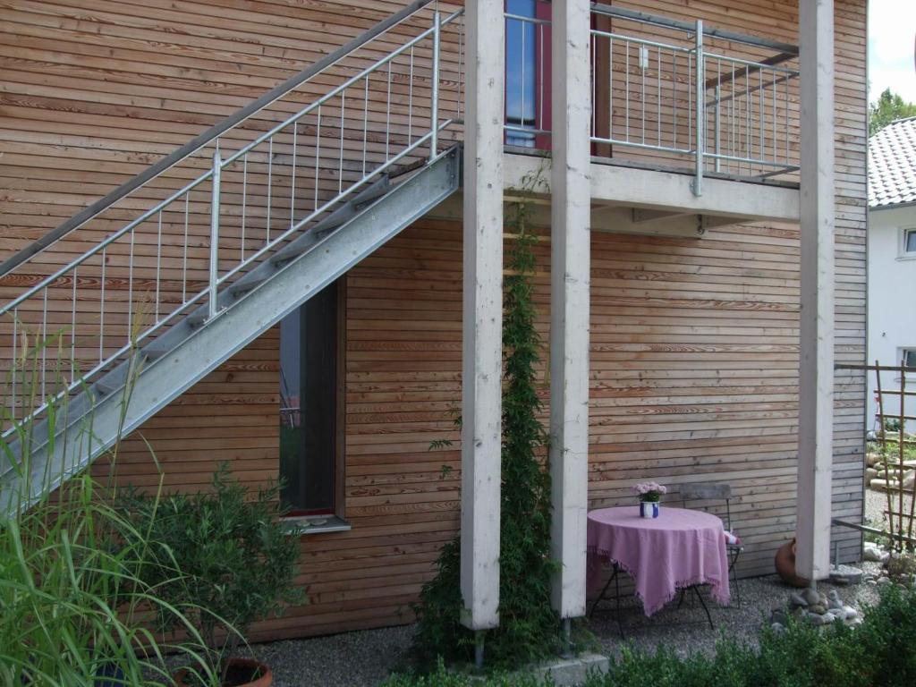 una mesa con un mantel rosa sobre una mesa bajo una escalera en Ferienwohnung Eyssel, en Isny im Allgäu