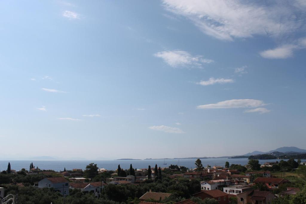 uitzicht op de stad vanaf de heuvel bij Olive Luxury Rooms in Ýpsos