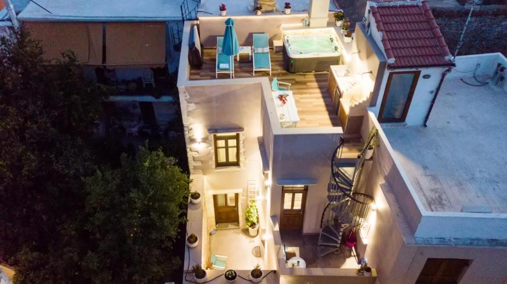 una vista aérea de una casa con piscina en AC Homes Alice, en Rethymno
