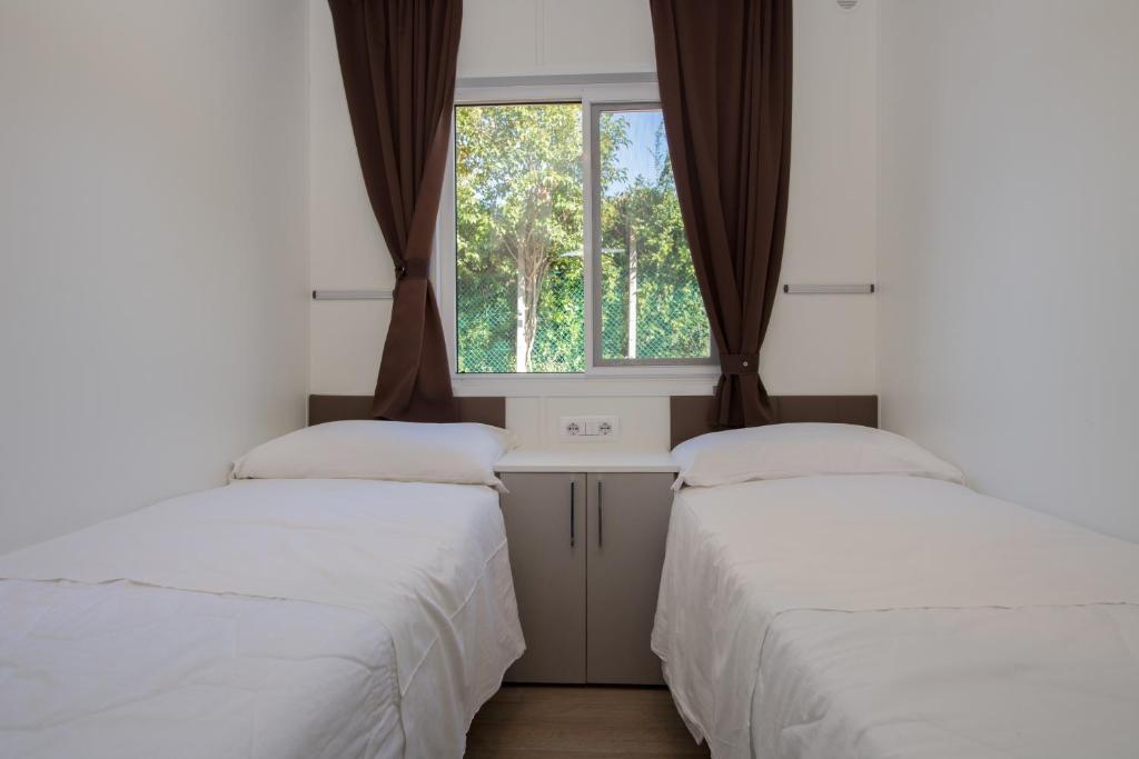 Postel nebo postele na pokoji v ubytování Club del Sole Desenzano Boutique Resort
