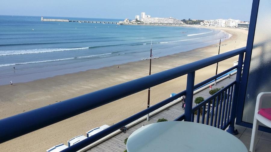 einen Balkon mit Blick auf den Strand und das Meer in der Unterkunft STUDIO MEUBLE Face mer vue imprenable sur la mer, parking et fibre gratuits in Les Sables-dʼOlonne