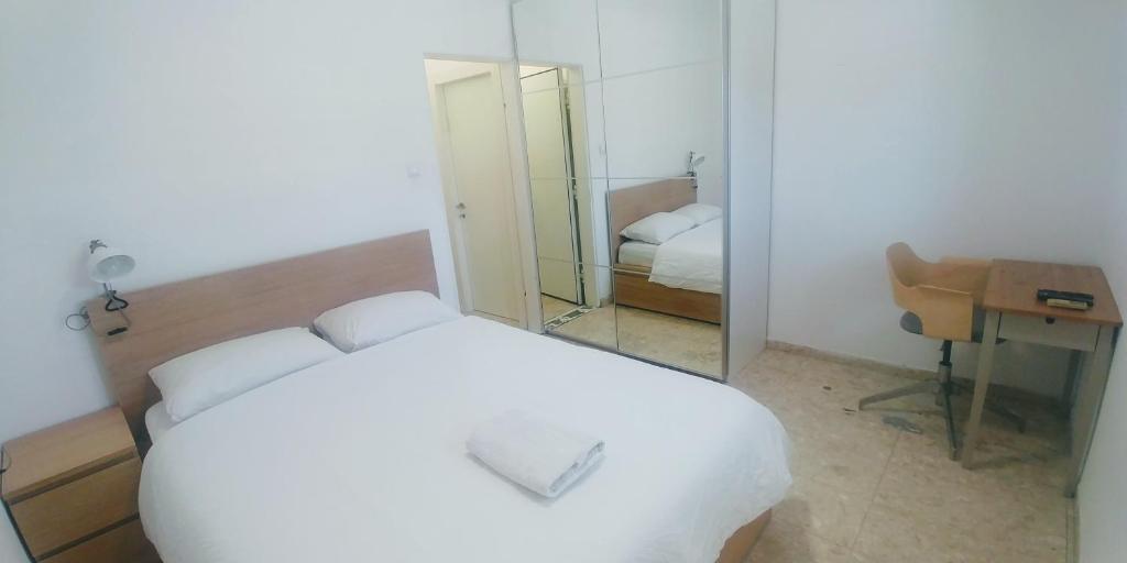 Postel nebo postele na pokoji v ubytování Dizengoff Penthouse Boutique Hostel