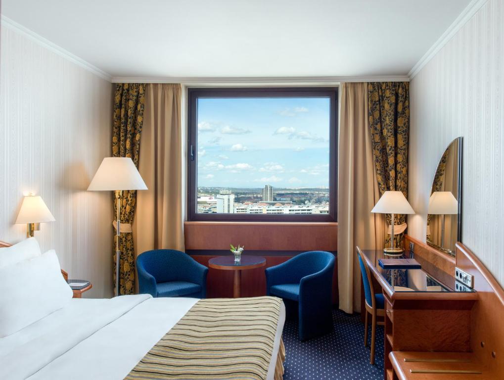 Postel nebo postele na pokoji v ubytování Panorama Hotel Prague