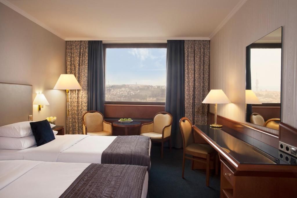 Postel nebo postele na pokoji v ubytování Panorama Hotel Prague