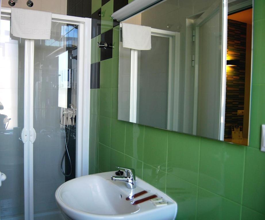 Hostal Restaurante EstaciÓN - Economy Twin Room With Parking