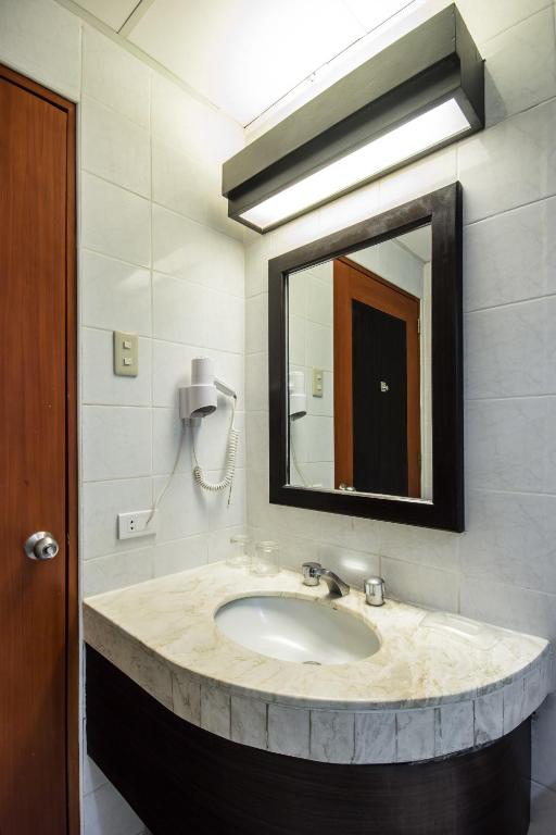 Koupelna v ubytování Microtel by Wyndham Batangas