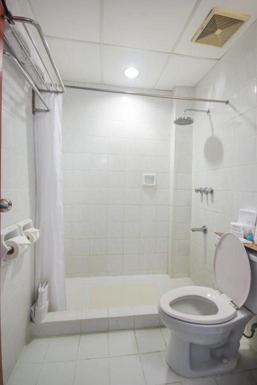 Koupelna v ubytování Microtel by Wyndham Batangas